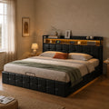 Lit coffre 140x190 en simili cuir noir capitonné, tête de lit étagère éclairée en ambre, dans une chambre en lin écru au parquet de chêne